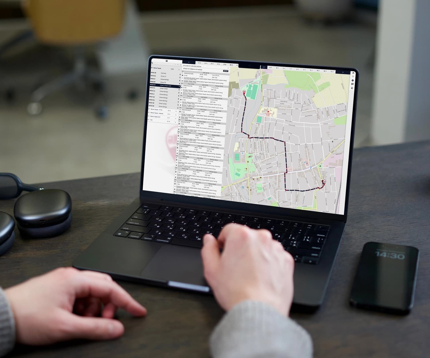 GPS flottakövető rendszer kezelőfelülete laptopon